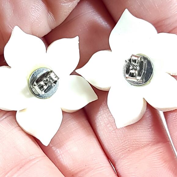 Vintage Earrings 80s White Flower Studs Yellow Center Retro Statement Jewelry - Picture 7 of 10